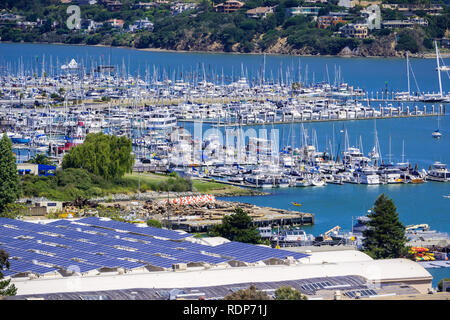 Blick auf die Bucht und die Marina von den Hügeln von Sausalito; Sonnenkollektoren auf dem Dach eines Gebäudes installiert, San Francisco Bay Area, Kalifornien Stockfoto