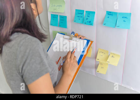 Asian Business Mitarbeiter lesen Finanzbericht und die Kontrolle der Angaben Stockfoto