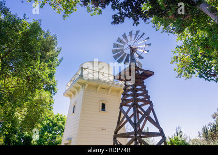 Alte Wea und hölzerne Wasserturm, rengstorff Haus, Shoreline See und Park, Mountain View, Kalifornien Stockfoto