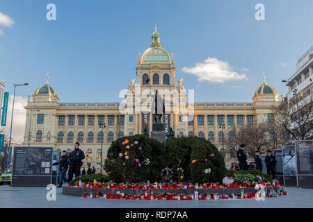 Die Polizei bestätigt, dass der 1964 geborene Mann am 18. Januar auf dem Wenzelsplatz in Prag, Tschechische Republik, Brandlast auf ihn gegossen und sich selbst in Brand gesetzt hat. Stockfoto