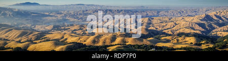 Panoramablick Richtung Mount Diablo bei Sonnenuntergang vom Gipfel des Mission Peak, San Francisco Bay Area, Kalifornien Stockfoto