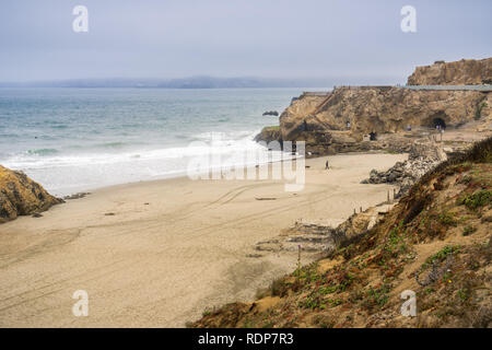 Blick auf den Strand vor der Sutro-bäder Ruinen an einem bewölkten Tag; Point Lobos im Hintergrund; Lands End, San Francisco, Kalifornien Stockfoto