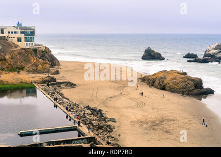 Ruinen der Sutro-bäder an einem bewölkten Tag; das Cliff House im Hintergrund, Lands End, San Francisco, Kalifornien Stockfoto