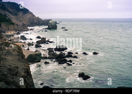 Zerklüftete Küste an einem nebligen Tag, Lands End, San Francisco, Kalifornien Stockfoto