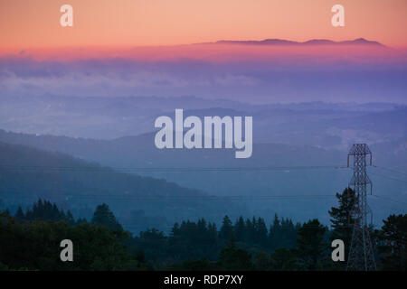Wolken und Nebel in der Dämmerung über der San Francisco Bay Area. Stockfoto