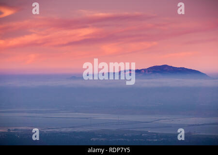 Wolken und Nebel in der Dämmerung über der San Francisco Bay Area; Mt Diablo im Hintergrund Stockfoto