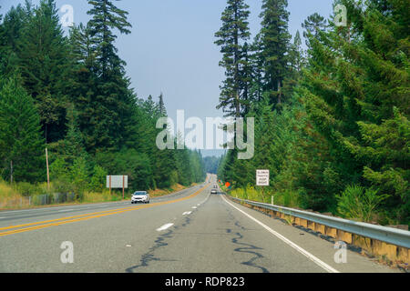 Smoky Himmel während der Fahrt auf der Autobahn 101, Kalifornien Stockfoto