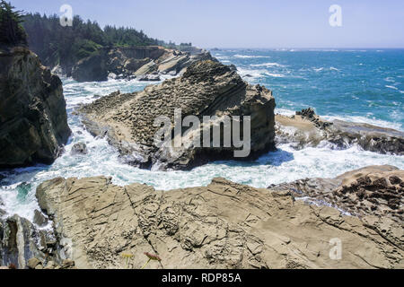 Dramatische Küstenlinie mit seltsamen Felsformationen am Ufer morgen State Park, Coos Bay, Oregon Stockfoto