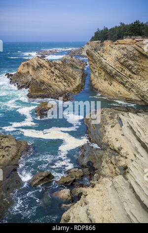 Dramatische Küstenlinie mit seltsamen Felsformationen am Ufer morgen State Park, Coos Bay, Oregon Stockfoto