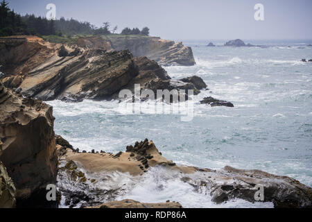 Dramatische Küstenlinie mit seltsamen Felsformationen am Ufer morgen State Park, Coos Bay, Oregon Stockfoto