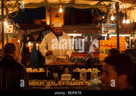 Nahaufnahme des weiß beschichtet Anbieter den Dienst an Menschen essen an einem Nachtmarkt, der Garküche Stockfoto