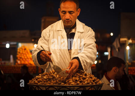 Nahaufnahme des Anbieters Orte Schnecken in einer kleinen Schale in Restaurant in Street Market Stockfoto