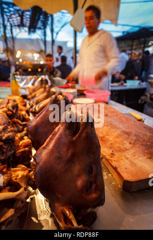 Nahaufnahme von Tierköpfen noch in einem Fleischmarkt in Marrakesch Abschaltdruck Stockfoto