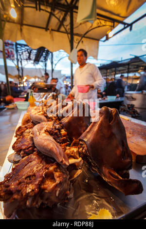 Nahaufnahme von traditionellen Speisen mit Tierköpfen noch immer in der Nacht Markt in Marrakesch Abschaltdruck Stockfoto