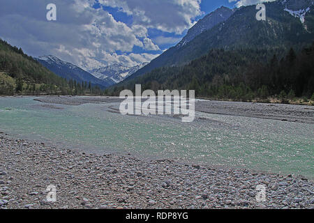 Isar Ursprung im Karwendel, steinige Flussbett, kalte türkis-grüne Wasser, Blick auf die Berge Stockfoto