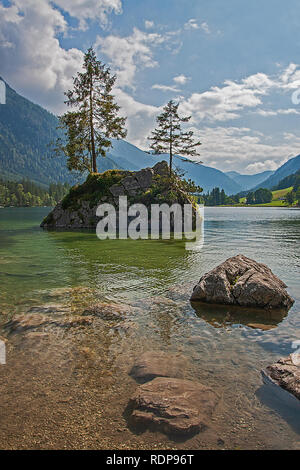 Hintersee Ramsau Bäume wachsen auf kleinen, felsigen Insel im See Stockfoto