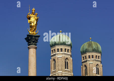 Goldene Marienstatue und Frauenkirche in München, Deutschland Stockfoto