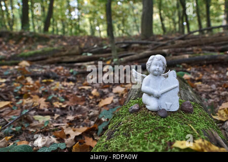 Weiße Engelsfigur im Wald, Deutschland Stockfoto