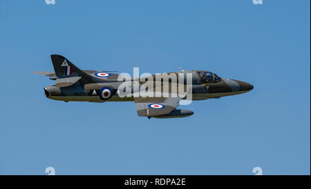 Die vintage Hawker Hunter T7 Kampfflugzeuge (WV 372) auf eine hohe Geschwindigkeit Pass kurz vor dem tragischen Flugzeugabsturz im Shoreham Airshow, Großbritannien am 22.08.15. Stockfoto