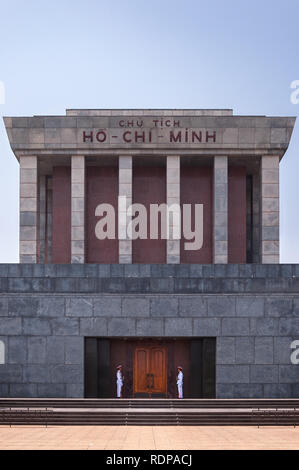 Wachen draussen die Holztüren am Eingang zum Ho Chi Minh Mausoleum, Hanoi, Vietnam stehend Stockfoto