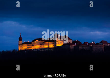 Wachau Abtei von goettweig mit umliegenden Weinberge, Niederösterreich Stockfoto