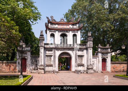 Die wichtigsten Stein Tor zum Konfuzianismus Tempel der Literatur, Hanoi, Vietnam Stockfoto