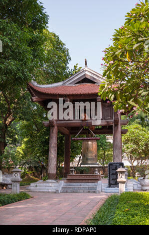 Große prunkvolle bronze Glocke in hölzernen Turm, Tempel der Literatur, Hanoi, Vietnam Stockfoto