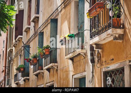 Foto der Balkone und Blumen auf Venedig Italien Stockfoto
