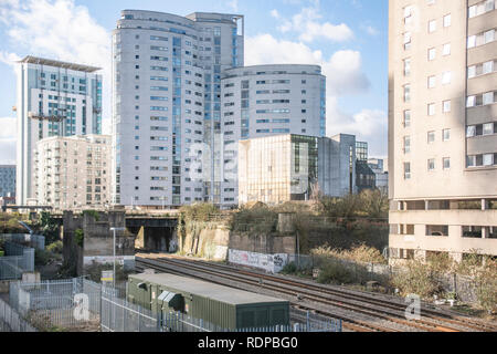 Universität von South Wales und die Smart-Brücke in Cardiffs Adamstown Gegend der Stadt. Bitte credit Ffotograff Stockfoto