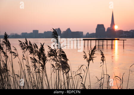 Skyline von Rostock - Blick über die warnow Stockfoto