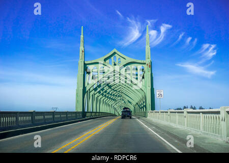 Fahren auf der Conde B. McCullough Memorial Bridge, Oregon, früher der Coos Bay Bridge, an einem sonnigen Tag Stockfoto