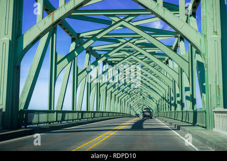 Fahren auf der Conde B. McCullough Memorial Bridge, Oregon, früher der Coos Bay Bridge, an einem sonnigen Tag Stockfoto