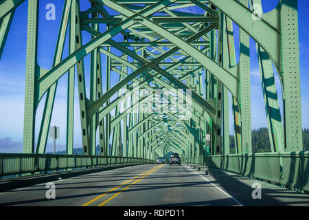 Fahren auf der Conde B. McCullough Memorial Bridge, Oregon, früher der Coos Bay Bridge, an einem sonnigen Tag Stockfoto