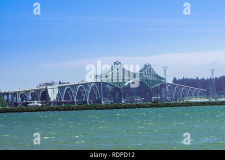 Die Conde B. McCullough Memorial Bridge, früher der Coos Bay Bridge, ist eine freitragende Brücke, die zwischen Coos Bay am U.S. Highway 101 in der Nähe von North Bend, O Stockfoto