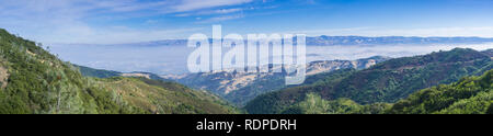 Panoramablick Richtung Süden San Jose von Trail auf die Spitze des Mt Umunhum, Santa Cruz Mountains; Diablo Reihe kann man auf der anderen Seite der werden. Stockfoto