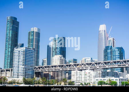 Das neue und moderne San Francisco Skyline auf einer sonnigen und klaren Tag Stockfoto