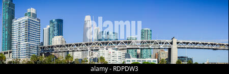 Das neue und moderne San Francisco Skyline auf einer sonnigen und klaren Tag Stockfoto