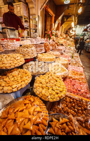 Nahaufnahme von Essen in Street Market angezeigt stall Anbieter in der Casablanca Stockfoto