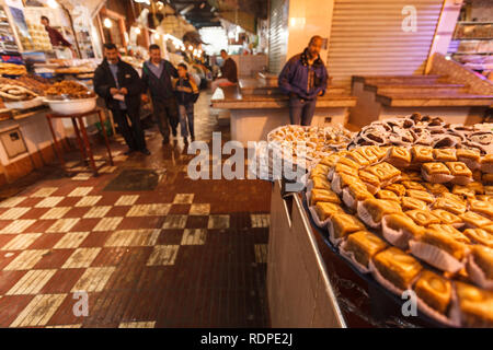 Menschen zu Fuß Vergangenheit essen Marktständen und Anbietern im Casablanca Medina Stockfoto