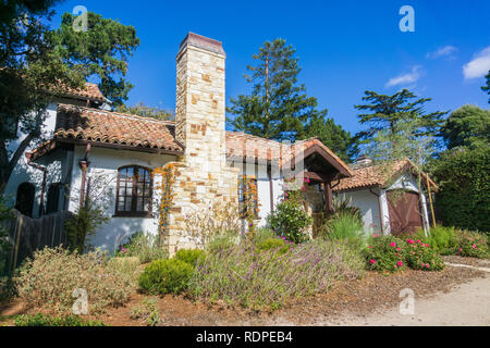 Street View eines ein kleines Haus mit einem großen Schornstein in Carmel-by-the-Sea, Monterey Halbinsel, Kalifornien Stockfoto