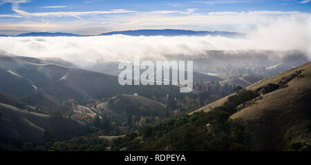 Morgennebel über die Hügel und Täler am Fuße des Mt Diablo State Park an einem Herbsttag, Contra Costa County, San Francisco Bay Area, Cal Stockfoto