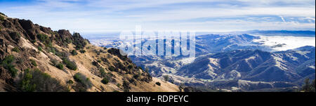 Panoramablick auf die Hügel und Täler um Mt Diablo an einem sonnigen Morgen, Mt Diablo State Park, Contra Costa County, San Francisco Bay Area, C Stockfoto