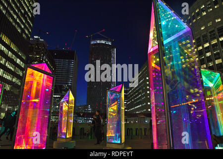 Bunte Säulen der Farbe im Winter Lights Ausstellung in Canary Wharf 2019 (Prismatica) Stockfoto