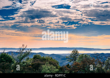 Blick auf die Bucht Küste von Mt Diablo State Park; farbige Horizont Licht und erstaunliche cloudscape; Contra Costa County, San Francisco Bay Area, Stockfoto