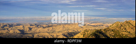 Panoramablick in Richtung San Joaquin River, Pittsburg und Antiochien vom Gipfel des Mt Diablo; North Peak im Vordergrund, Mt Diablo SP, Contra Costa Stockfoto