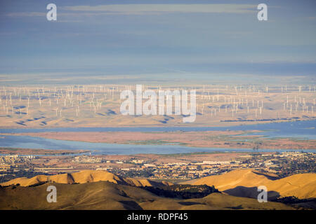 Panoramablick in Richtung San Joaquin River, Pittsburg und Antiochien vom Gipfel des Mt Diablo; Windkraftanlagen im Hintergrund; Mt Diablo SP, Contra Co Stockfoto