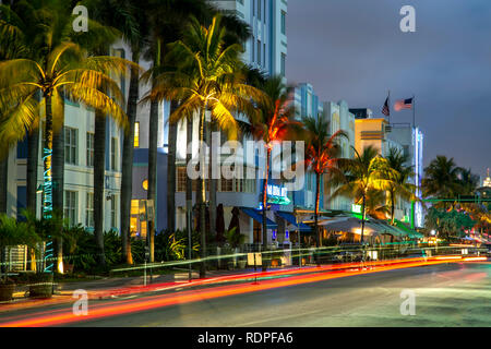 Reihe von Hotels und hellen Streifen, South Beach, Miami Beach, Florida, USA Stockfoto