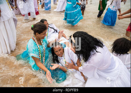 SALVADOR, Brasilien - Februar 2, 2016: eine Gruppe von Teilnehmern am jährlichen Festival der Yemanja sammeln zu baden Stockfoto