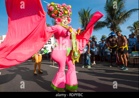 RIO DE JANEIRO - 11. Februar 2017: A Brazilian, die Mann in extravaganten rosa Kostüm für die Zuschauer auf eine Straße Faschingsparty in Ipanema tanzt. Stockfoto