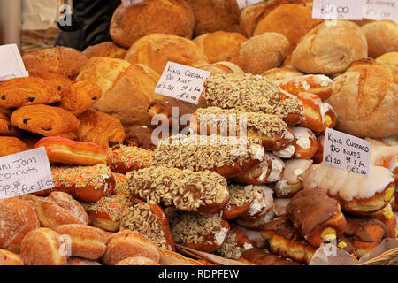 Bündel frisch zubereitetes Gebäck auf Markt verkauft Abschaltdruck Stockfoto